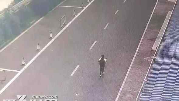 民警飙6国语言问高速逆行外籍女子来路 对方只回了三个字