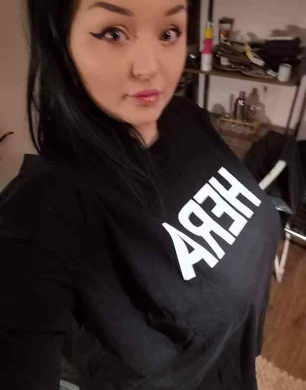 “胸太大 我抑郁了” 英国女子Helen Christie因胸太大烦恼