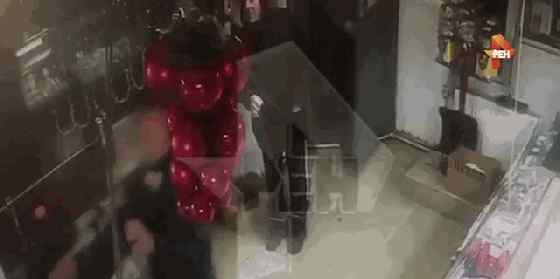 俄男子排队时因不满前排太慢 怒将其打死淡定离开