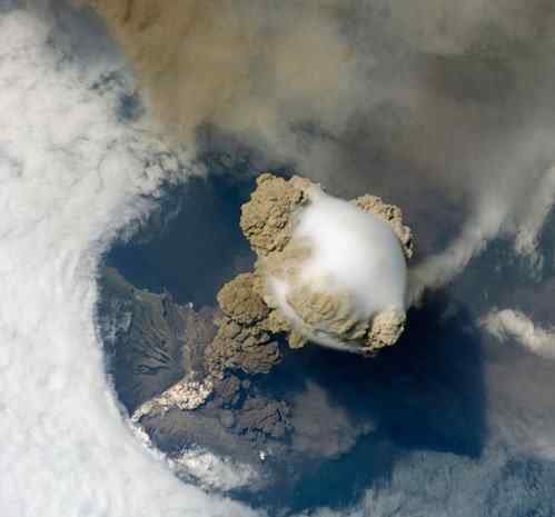宇航员视角看火山喷发场面
