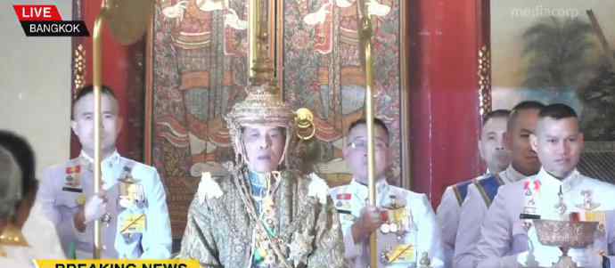 泰国新国王加冕仪式，哇集拉隆功头戴皇冠，成为拉玛十世皇