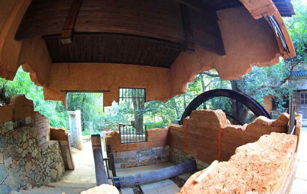神奇“悬空屋”：拦腰断裂 房屋仍矗立不倒