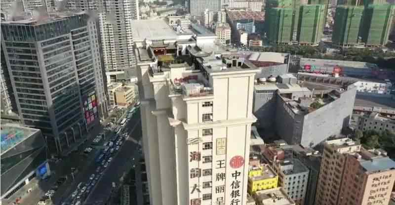 高楼惊现空中“皇宫”被无人机拍下 内景曝光令人咋舌