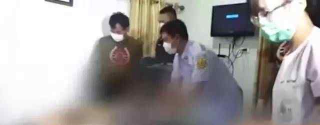 泰国14岁少女爱上59岁老师 穿校服相拥殉情