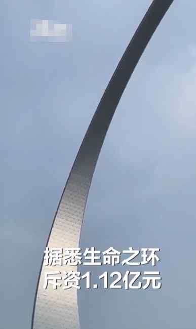 孩子爬上抚顺地标建筑当滑梯 极度危险引发网友热议 对此大家怎么看？