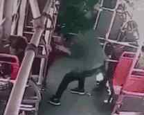 公交车打小孩 遂宁公交车上打小孩男子致歉：真诚说声对不起（附音频）