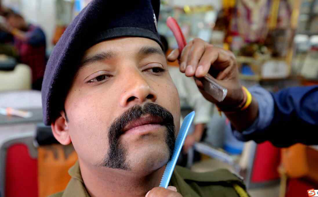印度飞行员回国 阿比纳丹八字胡受追捧