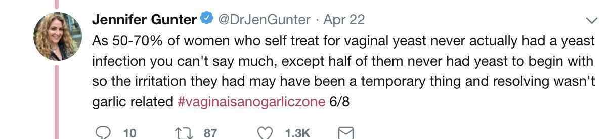 女孩把大蒜塞进自己身体