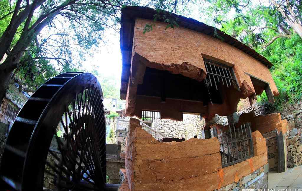 神奇“悬空屋”：拦腰断裂 房屋仍矗立不倒