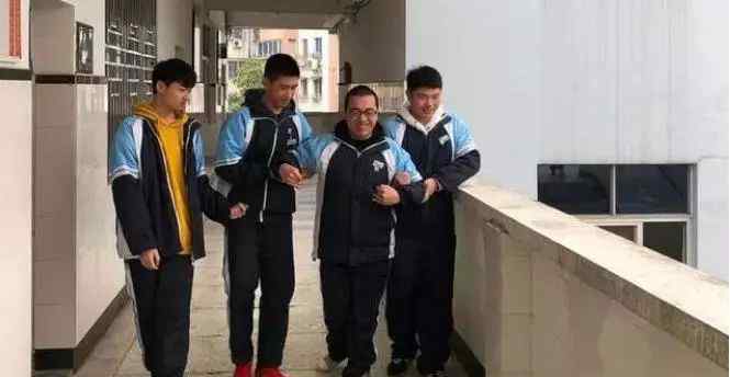 中国好同学 中国好同学！他无法独立行走，三位同学扶了他三年…文章配图