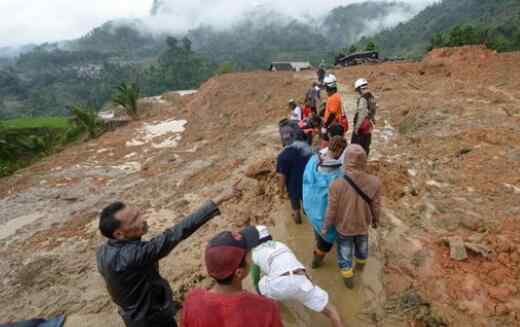 印度尼西亚西爪哇省山体滑坡事件 至少32人死亡