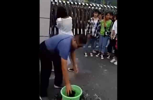 老师提水桶在学校门口给女生挨个卸妆 拿抹布摁住脸一顿猛擦
