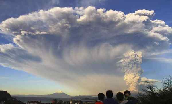 智利火山爆发天空出现巨人身影图片