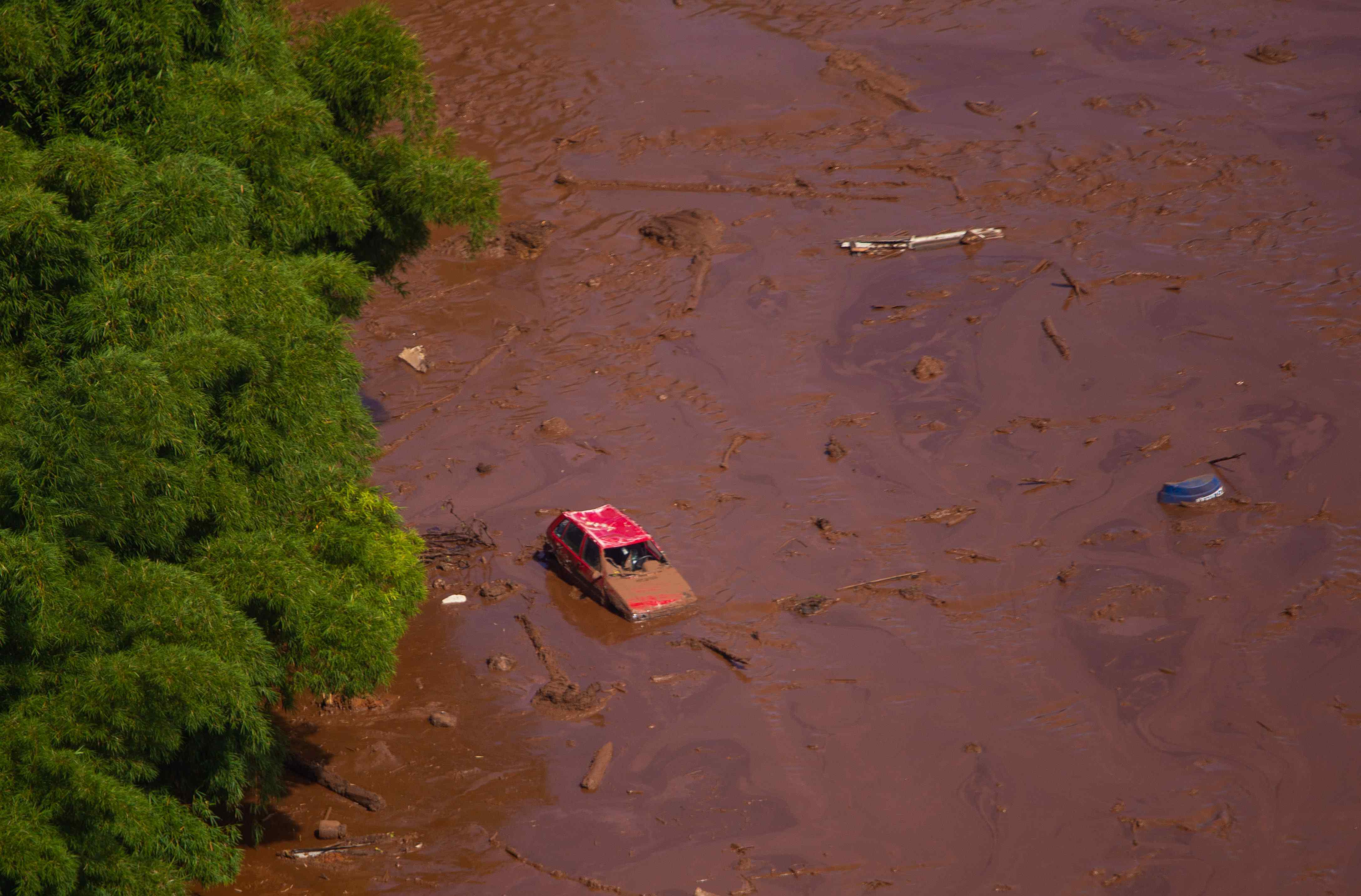 巴西米纳斯吉拉斯州铁矿废料矿坑堤坝发生决堤事故