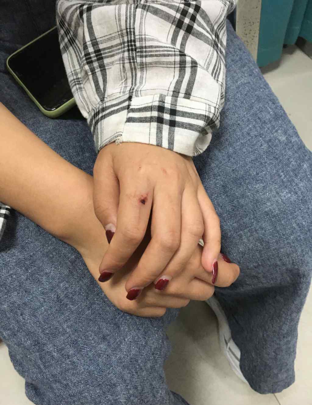 17岁女大学生被多人殴打并录像