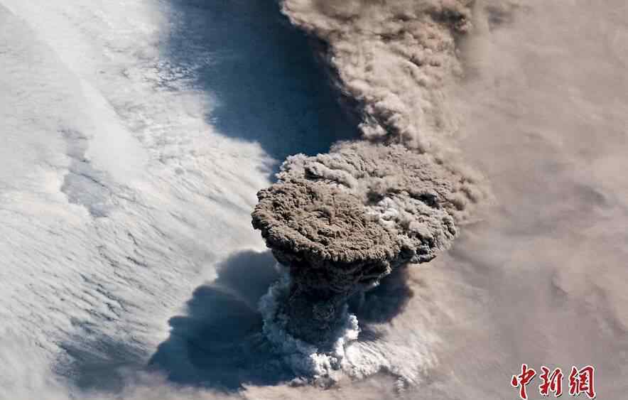 宇航员视角看火山喷发场面
