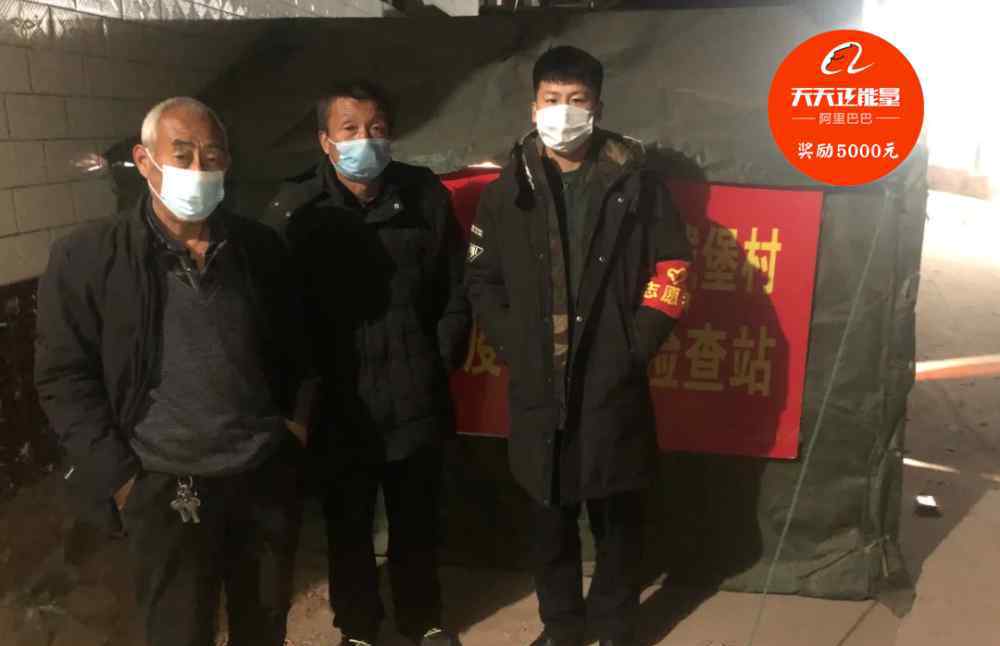 小伙冲进火海救老人