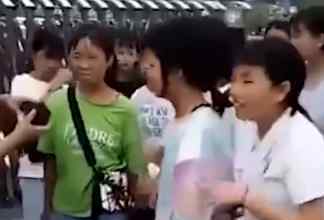 老师提水桶在学校门口给女生挨个卸妆 拿抹布摁住脸一顿猛擦