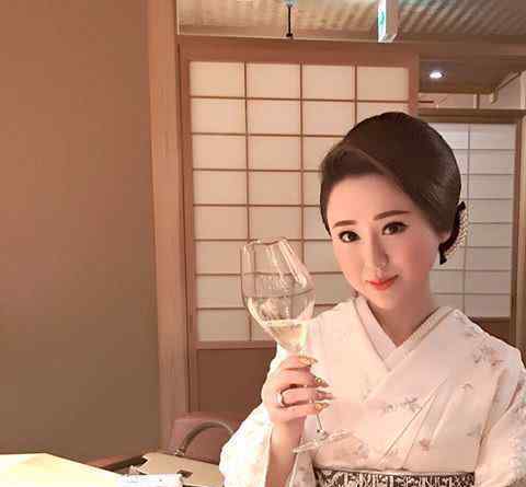 东京银座女帝高岛理惠子：29岁女子学12国语言年赚1.8亿