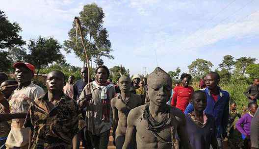 残忍的非洲割礼仪式：孩子隐私部位被切除