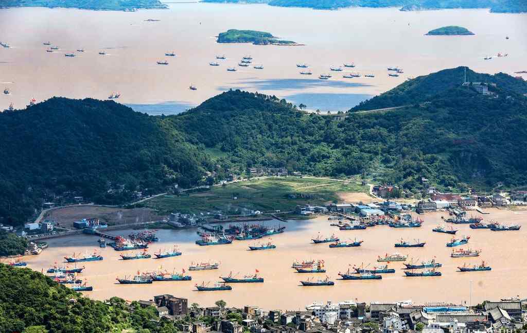东海全面开捕 浙江宁波2000艘渔轮驶向大海
