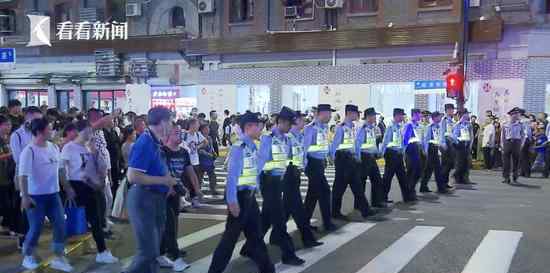 外滩数十万人“雨刷式”过马路