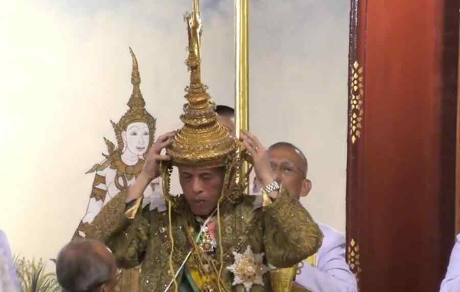 泰国国王与保镖结婚3天后正式加冕 戴上7公斤重王冠