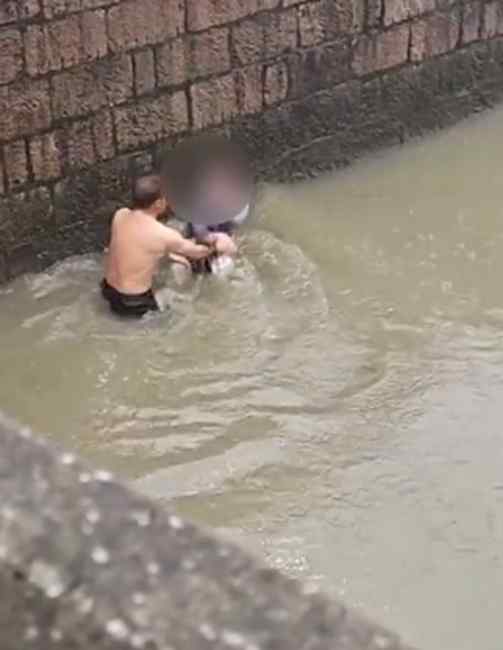 浙江一女子跳河轻生 拒绝救援的她直接扇了施救男子一巴掌 网友：心寒！