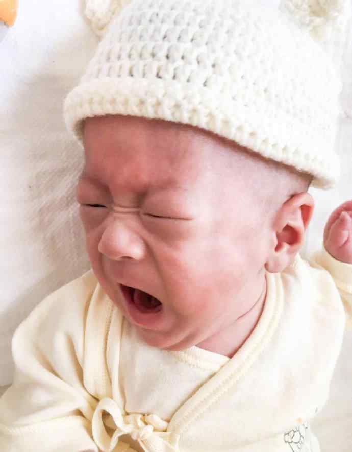 世界最小男婴出生时仅268克重量 相当于5个鸡蛋