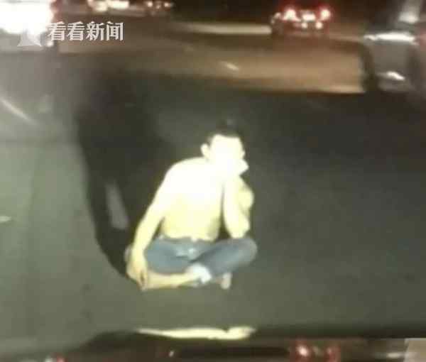 泰国男子与妻吵架赌气坐路中央 结果被车撞倒身亡