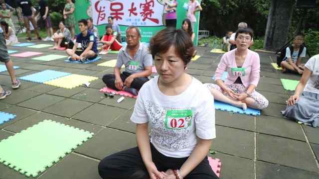 上百人在泰山脚下发呆 玉泉寺祈福节暨“发呆大赛”