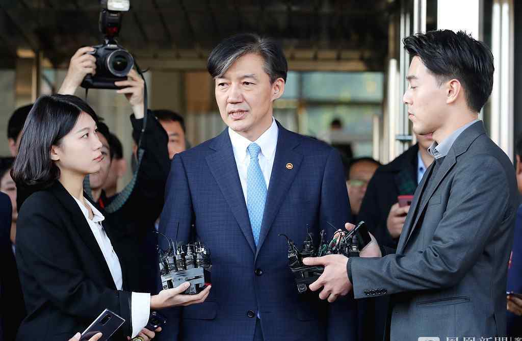 韩国法务部长官曹国：文在寅“男闺蜜”被称为男版崔顺实