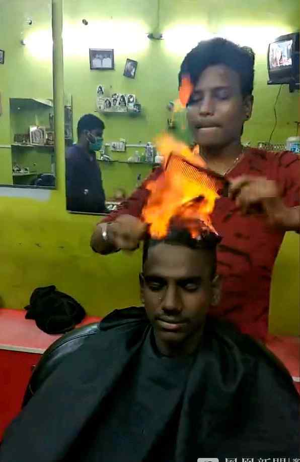 印度理发师点燃顾客头发