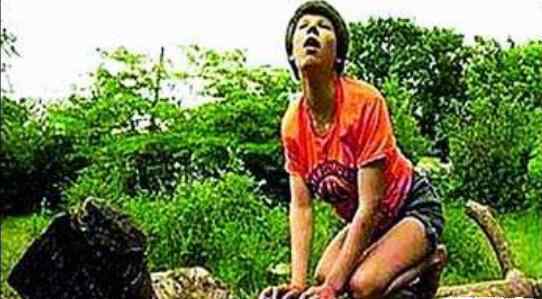 乌克兰狗孩奥克纳马拉娅的故事,与狗共同生活五年