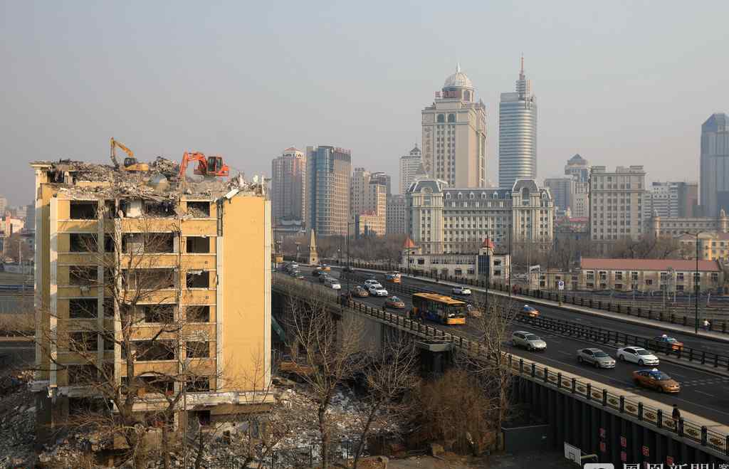 两辆挖掘机在11层楼上施工