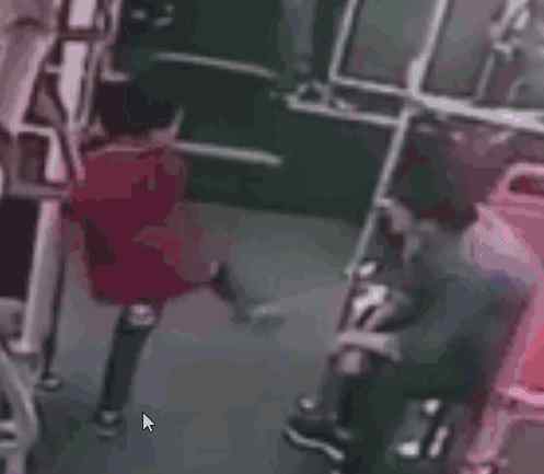 公交车打小孩 遂宁公交车上打小孩男子致歉：真诚说声对不起（附音频）