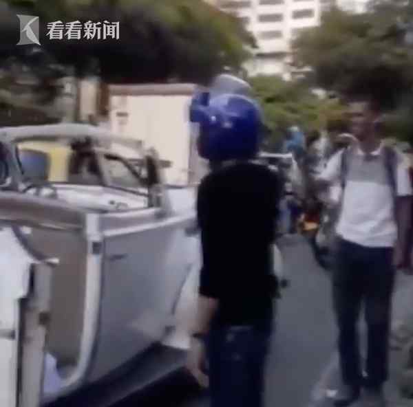 男子骑车拦下前女友婚车 上演苦情大戏