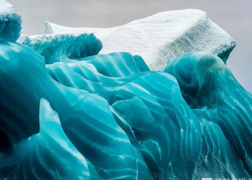 摄影师在南极拍到罕见翡翠冰山