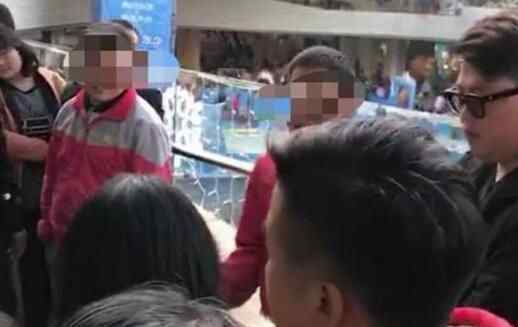 男子商场强抱女童 究竟是怎么回事？