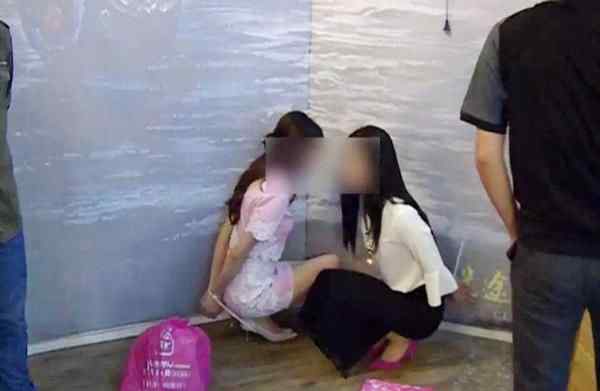 美女酒托 美女酒托行骗穿着暴露勾引男人 酒桌下面有机关