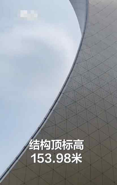 孩子爬上抚顺地标建筑当滑梯 极度危险引发网友热议 具体是啥情况?