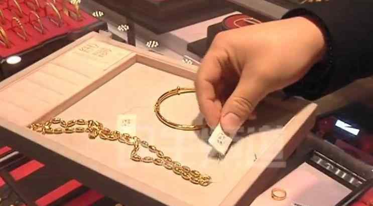 女子在金店买30克黄金存上 10年后儿子结婚去取时当场懵了取不出来