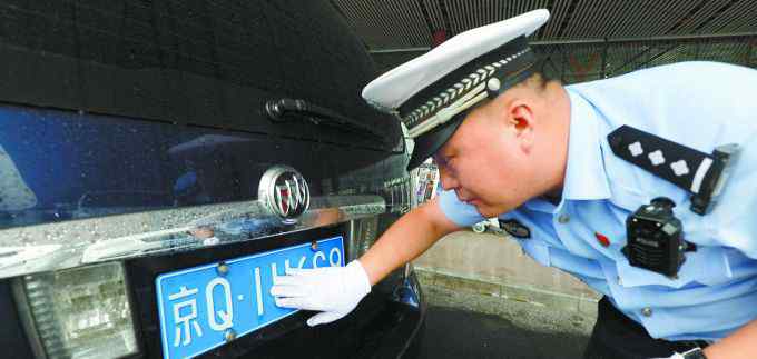 的哥追撞套牌车 民警两年查获100多起套牌车90%为网约车 多因外地车规避“京车京人”