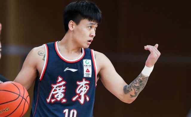 广东险胜辽宁夺CBA榜首