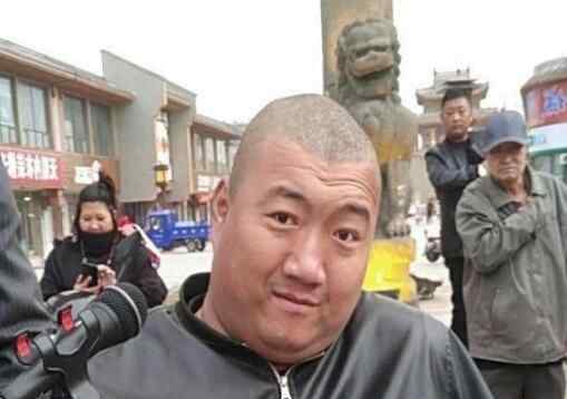 男子无手无脚,靠嘴和筷子直播玩游戏养家糊口 实在让人佩服