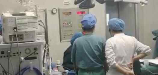 近日,湖北一男童在医院被打麻药1个半小时后手术还没做,家属凌晨砸开手术室的门