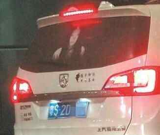 鬼影贴纸贴在车窗 可怕至极真相实在让人吓尿了