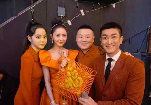 佟丽娅戴30万手镯春晚开场