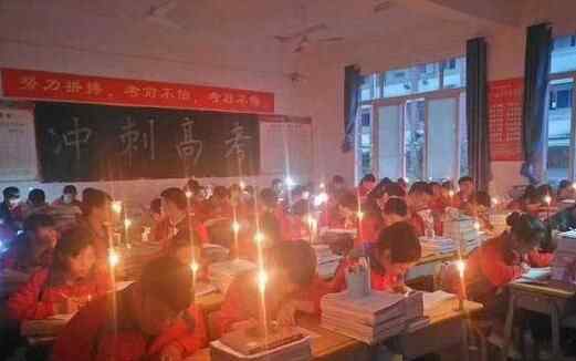 高三学生秉烛夜学 到底是在干嘛？