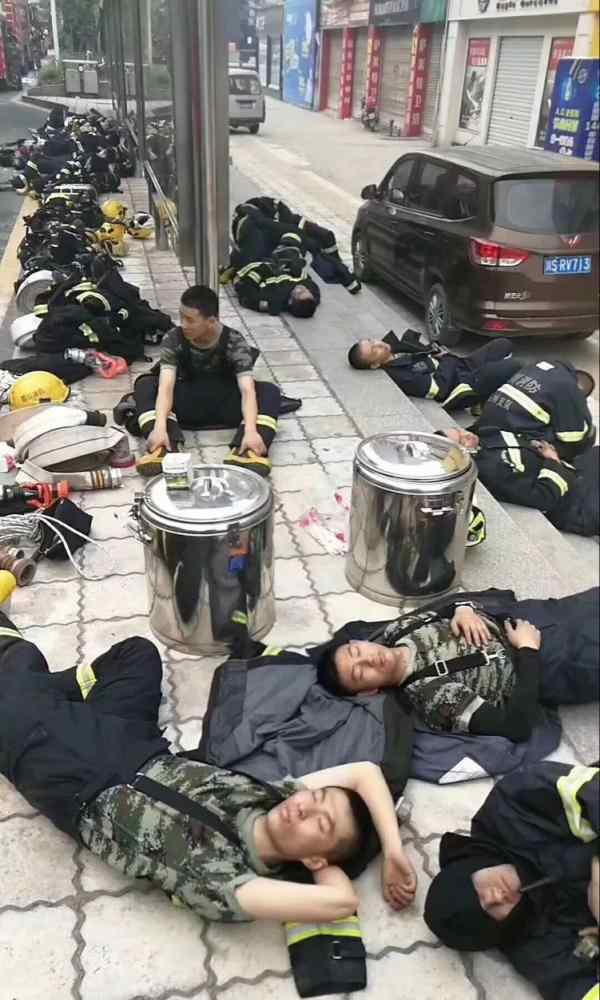 四川消防网 四川达州一商场重大火灾 千余名消防员奋战40多小时